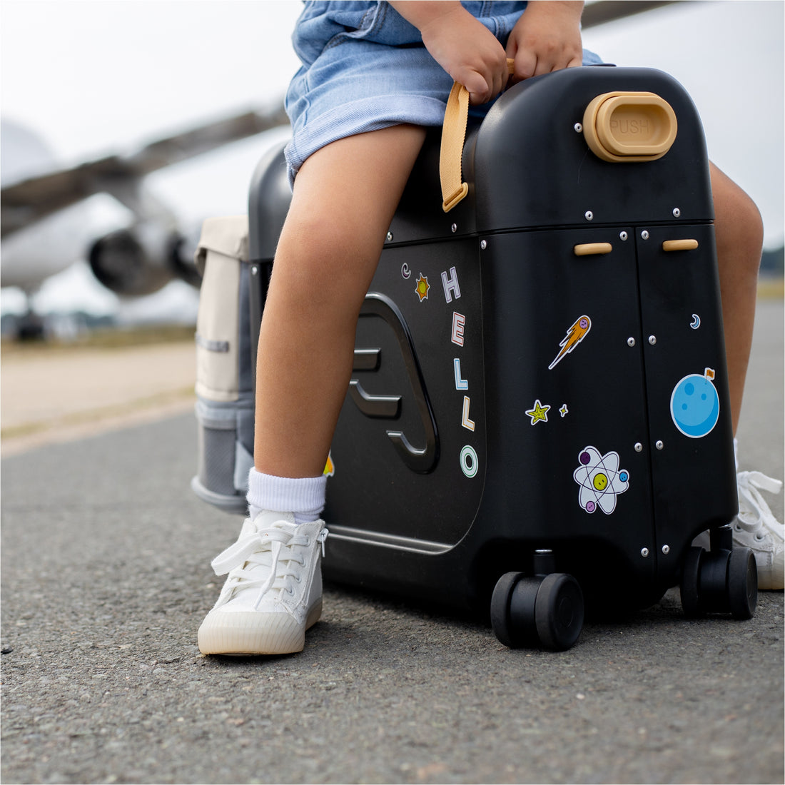 JetKids de Stokke, Maleta de Viaje convertible en cama de avión más BackPack